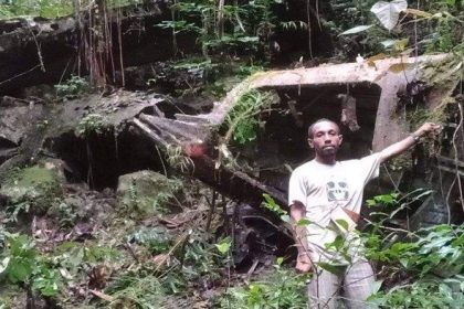 Warga Kampung Waserat, Distrik Fakfak Timur Tengah, yang kembali mendapati sisa peninggalan Perang Dunia II berupa bangkai pesawat tempur milik Jepang di Gunung Mbaham, Kabupaten Fakfak, Provinsi Papua Barat. Sumber Foto: Dok. Tribunpapuabarat