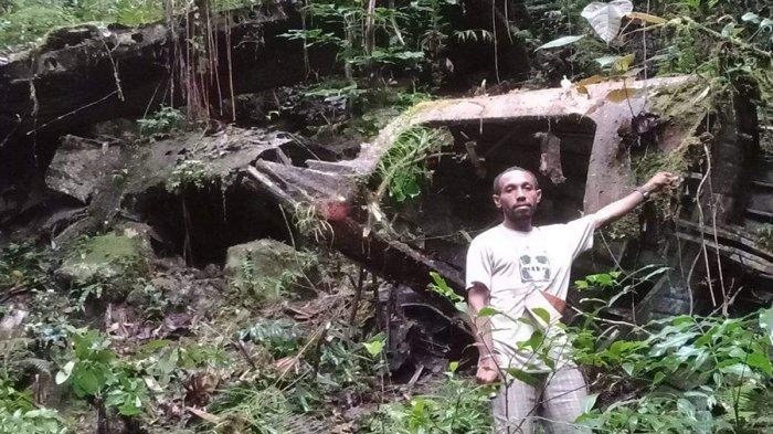 Warga Kampung Waserat, Distrik Fakfak Timur Tengah, yang kembali mendapati sisa peninggalan Perang Dunia II berupa bangkai pesawat tempur milik Jepang di Gunung Mbaham, Kabupaten Fakfak, Provinsi Papua Barat. Sumber Foto: Dok. Tribunpapuabarat