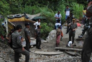 Kondisi Jalan Nasional Padang-Solok Selatan yang rusak akibat aktivitas tambang. Sumber foto: www.rakyatterkini.com