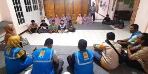 Yayasan Baitul Maal (YBM) PLN Unit Pelaksana Pelayanan Pelanggan (UP3) Padang menyalurkan bantuan kepada Panti Asuhan Koto XI Tarusan. Sumber foto: padek.jawapos.com