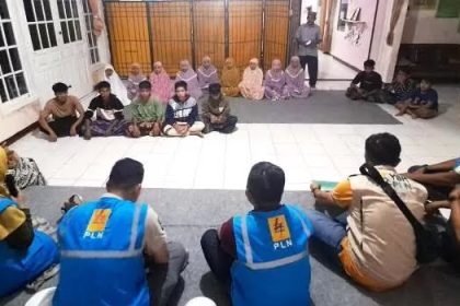 Yayasan Baitul Maal (YBM) PLN Unit Pelaksana Pelayanan Pelanggan (UP3) Padang menyalurkan bantuan kepada Panti Asuhan Koto XI Tarusan. Sumber foto: padek.jawapos.com