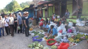 j. Bupati Kupang saat berkunjung ke Pasar Lili di Desa Camplong, Kecamatan Fatuleu, Kabupaten Kupang. Sumber foto : TribunFlores.com