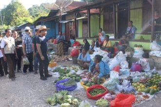 j. Bupati Kupang saat berkunjung ke Pasar Lili di Desa Camplong, Kecamatan Fatuleu, Kabupaten Kupang. Sumber foto : TribunFlores.com