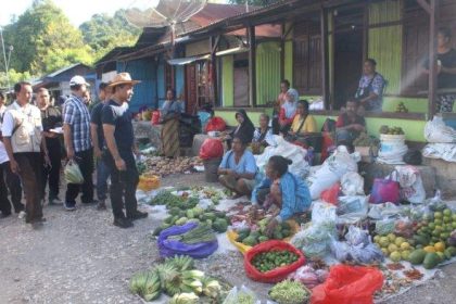 j. Bupati Kupang saat berkunjung ke Pasar Lili di Desa Camplong, Kecamatan Fatuleu, Kabupaten Kupang. Sumber foto : TribunFlores.com