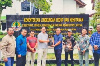 Penyerahan bantuan bibit oleh BPDAS kepada Pemerintah Desa. Sumber foto Minangkabaunews.com