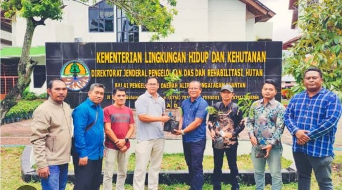 Penyerahan bantuan bibit oleh BPDAS kepada Pemerintah Desa. Sumber foto Minangkabaunews.com