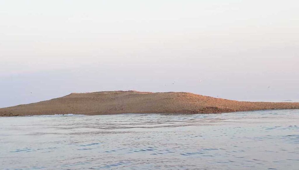 Keindahan Tumpukan Pasir di Pulau Gili Raja Punya Sejarah Kelabu