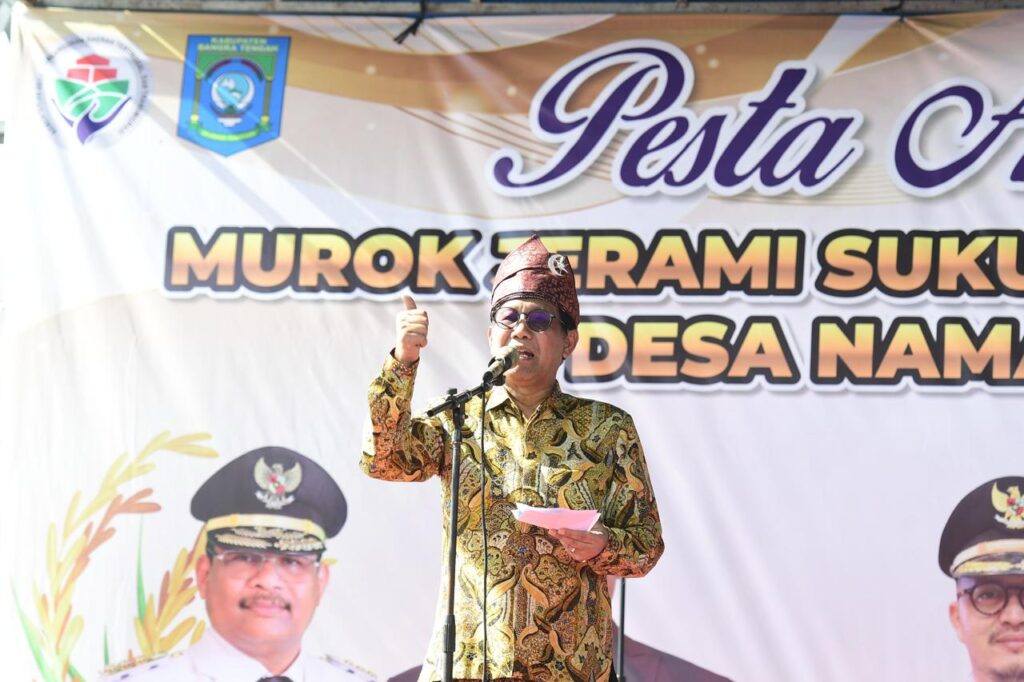 Abdul Halim Iskandar (Mendes PDTT) saat menghadiri Pesta Adat Murok Jerami atau Panen Raya di Desa Namang, Kabupaten Bangka Tengah. Sumber: Humas Kemendes PDTT