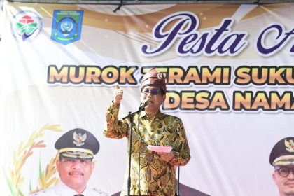 Abdul Halim Iskandar (Mendes PDTT) saat menghadiri Pesta Adat Murok Jerami atau Panen Raya di Desa Namang, Kabupaten Bangka Tengah. Sumber: Humas Kemendes PDTT