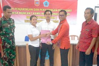 Perbekel Muncan I Wayan Tunas (kanan) saat menyerahkan hasil tes kepada calon perangkat desa terpilih di Aula Kantor Desa Muncan, Kecamatan Selat, Karangasem. Sumber foto : Nusabali