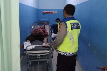 Mantan Kades Medana saat dilarikan ke Puskesmas Tanjung, Lombok Utara. Sumber foto : Detikbali