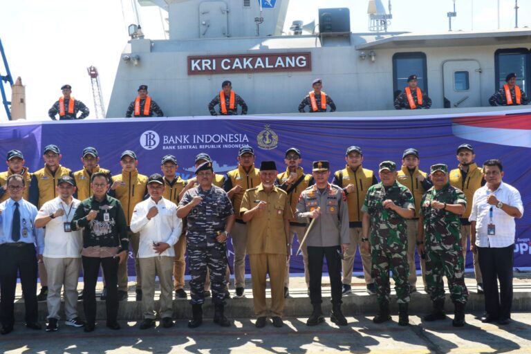 Bank Indonesia bersama dengan Tentara Nasional Indonesia Angkatan Laut (TNI AL) melakukan kegiatan Expedisi Rupiah Berdaulat. Sumber foto: sumbarprov.go.id