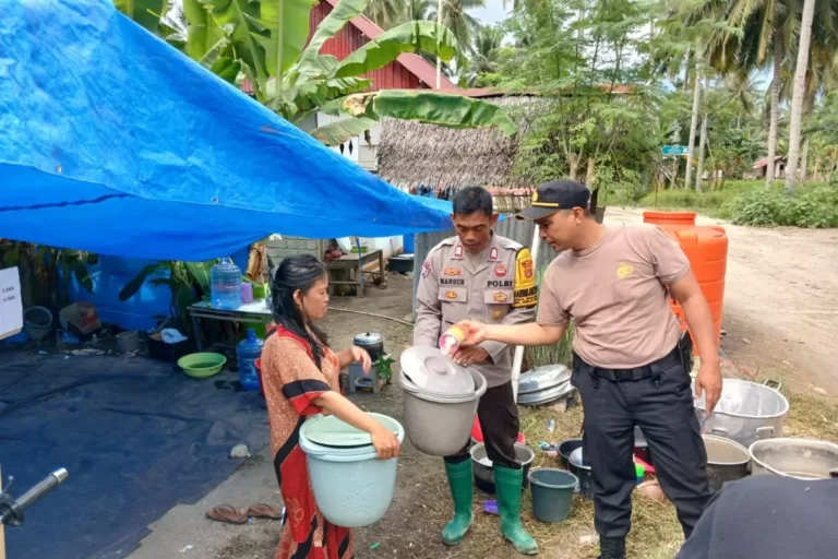 keterangan foto: Polres Sigi saat membagikan air bersih kepada warga terdampak banjir, sumber foto: Humas Polres Sigi