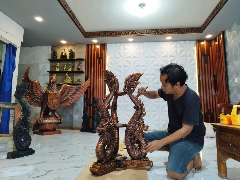 Proses pengecatan produk kerajinan tangan Omah Kreatip. Sumber foto: Istimewa.