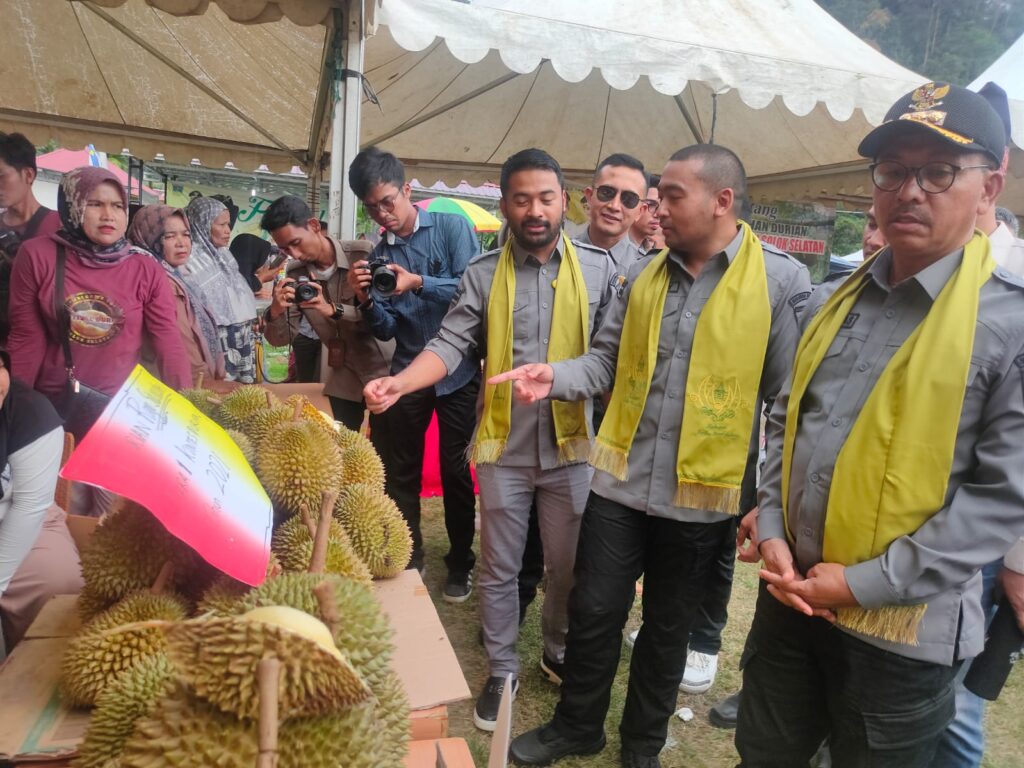 Festival Durian yang diadakan di Pulau Mutiara Nagari Lubuk Gadang Utara Solok Selatan. Sumber foto:www.sumbarprov.go.id