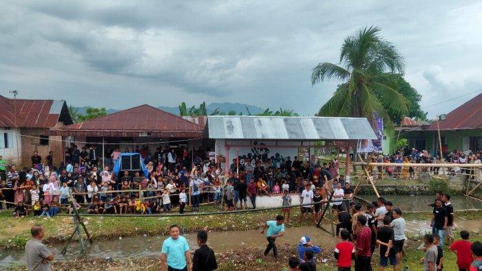 keterangan foto: kemeriahan lomba gebyar ketupat, sumber foto: tribun gorontalo arianto panambang