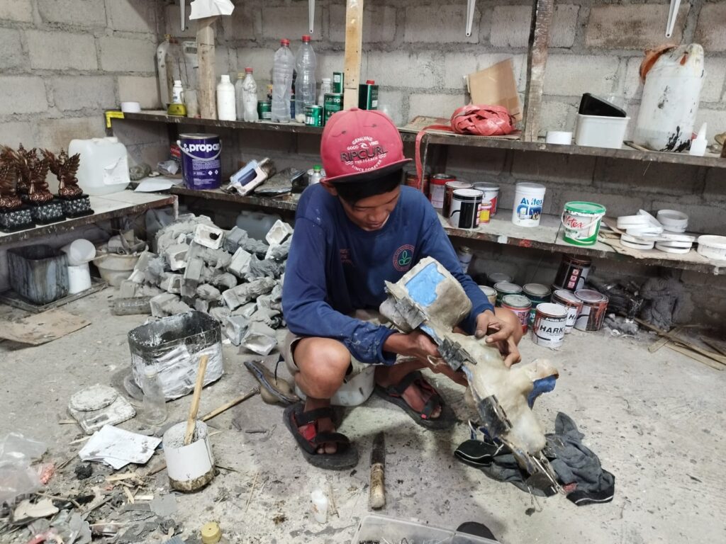 Proses pembuatan produk kerajinan tangan berupa Omah Kreatip. Sumber foto: Istimewa.