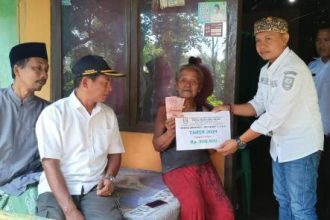 Pemerintah Desa Banjar Sawah Blusukan Kerumah Warga Antarkan BLT DD Foto : iNewsProbolinggo.id/angga