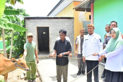 keterangan foto: Sekda gorontalo berikan bantuan sapi dan bibit jagung kepada warga desa, sumber foto: Sumber Resmi Pemkab Gorontalo