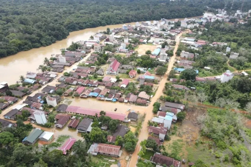 Foto udara kondisi banjir di Desa Tumbang Sangai Kecamatan Telaga Antang.