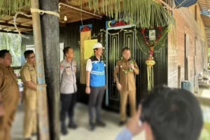 Bupati Gunung Mas, Jaya S Monong didampingi Manajer PLN ULP Kuala Kurun Rizal Bima Bayuaji saat meresmikan listrik PLN di Desa Tumbang.