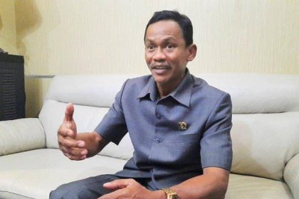 Wakil Ketua DPRD Kabupaten Paser, H. Abdullah, S.E saat berkunjung ke Kantor Cabang PLN Kaltim di Balikpapan untuk mendesak perusahaan listrik.