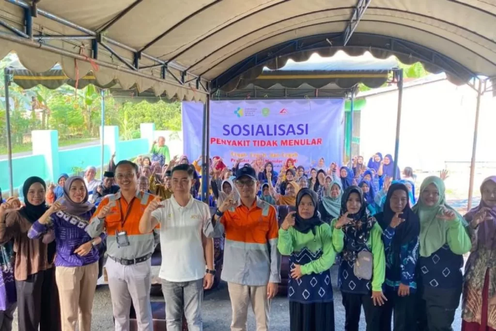 Foto bersama dalam rangkaian sosialisasi pencegahan penyakit tidak menular dan pemeriksaan kesehatan gratis PT Antang Gunung Meratus, di Desa Baramban.