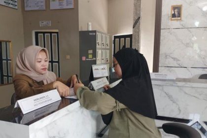 Aparat Pemerintah Desa Kota Raja saat berikan layanan ke masyarakat yang datang ke kantor desa.
