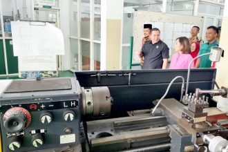 Ketua DPRD Kudus Masan meninjau pembuatan alat pengolahan sampah di SMK NU Ma'arif Kudus. Foto : Radar Kudus/Galih Erlambang W