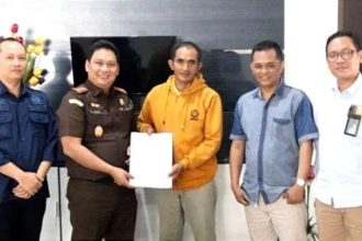 Perwakilan keluarga mantan Kades Wringinanom, tersangka kasus korupsi DD 2019 menyerahkan uang kerugian negara ke Kejari Situbondo. Foto : Humas Kejari Situbondo.