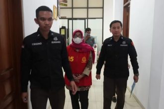 SW ditahan Kejari Sukoharjo atas kasus korupsi APBDes Krajan. Foto : Radar Solo/Iwan Kawul