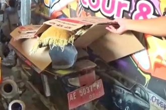 Motor Plat merah inventaris Desa Bungkuk, Kecamatan Parang, Kabupaten Magetan diduga digunakan untuk jaminan sewa mobil oleh perangkat desanya sejak setahun lalu. Foto : Solopos.com/Yoga Adhitama