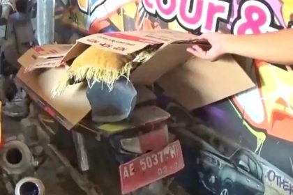 Motor Plat merah inventaris Desa Bungkuk, Kecamatan Parang, Kabupaten Magetan diduga digunakan untuk jaminan sewa mobil oleh perangkat desanya sejak setahun lalu. Foto : Solopos.com/Yoga Adhitama