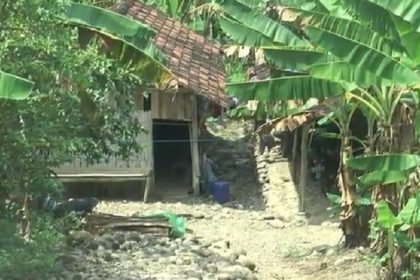 Belasan kepala keluarga (KK) yang tinggal di dua desa, Kabupaten Grobogan, Jawa Tenagh hidup terisolasi selama puluhan tahun. Foto : Rustaman Nusantara