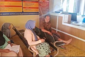 Warga Jekani Sragen datang ke ruang pelayanan administrasi desa pukul 09.10 WIB namun belum ada petugas pelayanan di desa yang datang. Foto : Masrikin/kabarterdepan.com