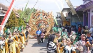 Pawai budaya meriahkan acara petik laut (foto : iNewsProbolinggo.id/doni)