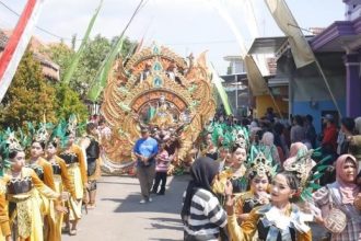 Pawai budaya meriahkan acara petik laut (foto : iNewsProbolinggo.id/doni)