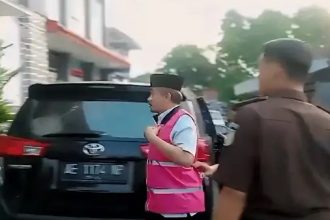 Sumadi, Kepala Desa Ngariboyo saat digelandang Kejari Magetan ke Rutan Kelas IIB. Foto : Istimewa/Doc Kejari Magetan