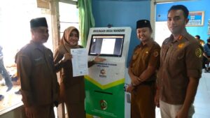 Bupati Mojokerto Ikfina Fahmawati mencoba layanan Anjungan Desa Mandiri milik Desa Kumitir yang membantu memudahkan pelayanan masyarakat. Foto ; radarmojokerto.jawapos.com