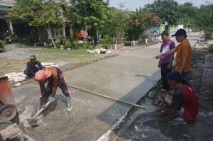 Kepala Desa Sentul Misbahul Arifin menunjukkan pembangunan jalan rabat beton baru di desanya. Foto : Dwi Aris/Radar Jombang