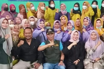 Kepala Desa Cipinang, Asep Juanda bersama tim PKK. Foto : Metrojabar/Guntur