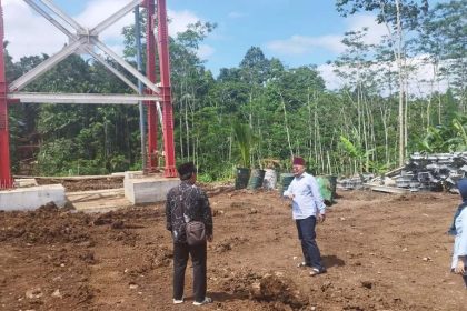 Lokasi jembatan gantung di Desa Bulusari Kecamatan Kalipuro akan memberi dampak ekonomi bagi masyarakat setempat. Foto: Muh Hujaini/Ngopibareng.id