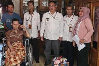 Engkar (56), warga Kampung Cianut, RT 02/08, Desa Karangagung, Kecamatan Singajaya, Kabupaten Garut dapat bantuan kursi roda. Foto : iNewsGarut.id/Indra Sanjaya.