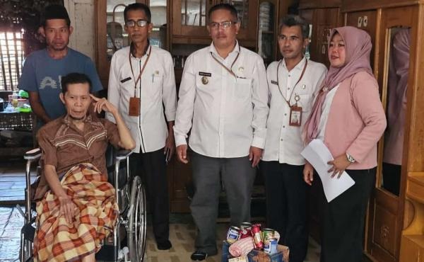 Engkar (56), warga Kampung Cianut, RT 02/08, Desa Karangagung, Kecamatan Singajaya, Kabupaten Garut dapat bantuan kursi roda. Foto : iNewsGarut.id/Indra Sanjaya.