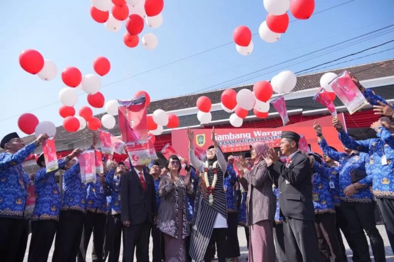 Bupati Bersama 26 Camat Di Kabupaten Klaten Melepaskan Balon ke Udara Sebagai Tanda Dimulainya Program Sambang Warga 2024. Foto : Kominfo Klaten.