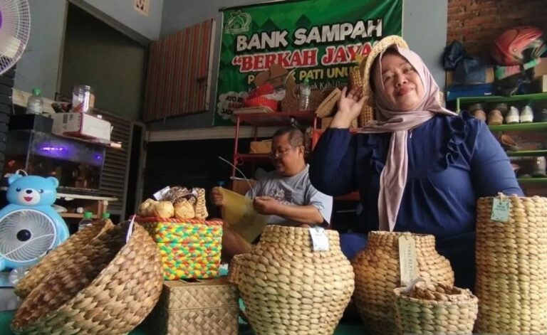 Salah satu perajin aneka produk berbahan baku enceng gondok asal Kelurahan Bintoro, Kecamatan Demak, Kabupaten Demak saat menunjukkan hasil kerajinannya.. Foto : ANTARA/Akhmad Nazaruddin Lathif