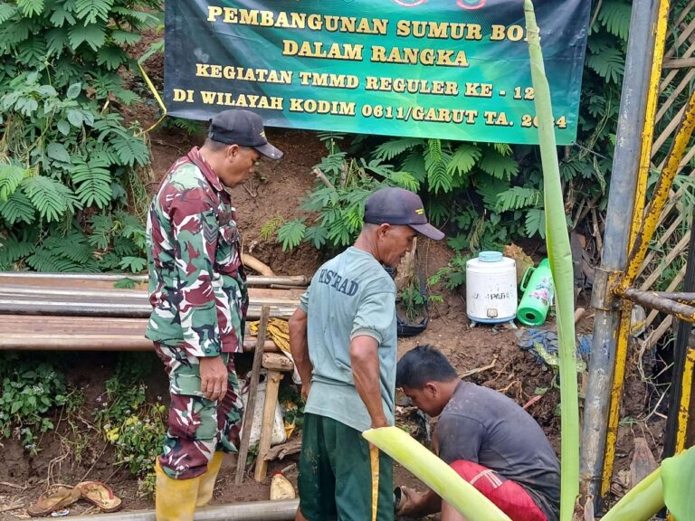 Pengeboran air bersih program TMMD Kodim 0611 Garut di Desa Cintadamai. Foto : Irwan/RRI