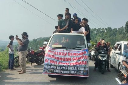 Ratusan warga berunjuk rasa penolakan rencana Pembangunan TPA di Desa Purana. Foto : centermediaindependent