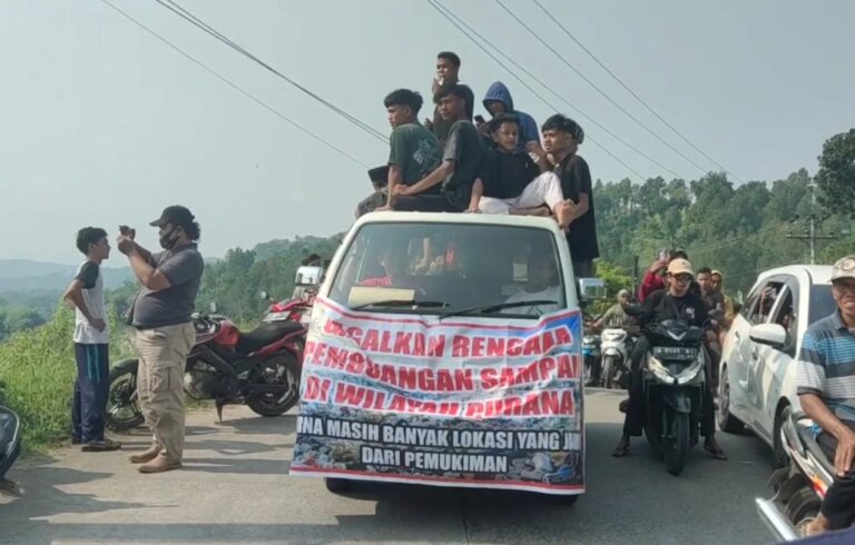 Ratusan warga berunjuk rasa penolakan rencana Pembangunan TPA di Desa Purana. Foto : centermediaindependent