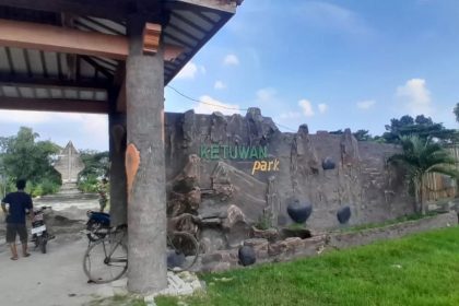 Proyek pembangunan wisata di Desa Ketuwan, Kecamatan Kedungtuban yang dianggarkan dari dana desa. Foto : EKO SANTOSO/RADAR KUDUS